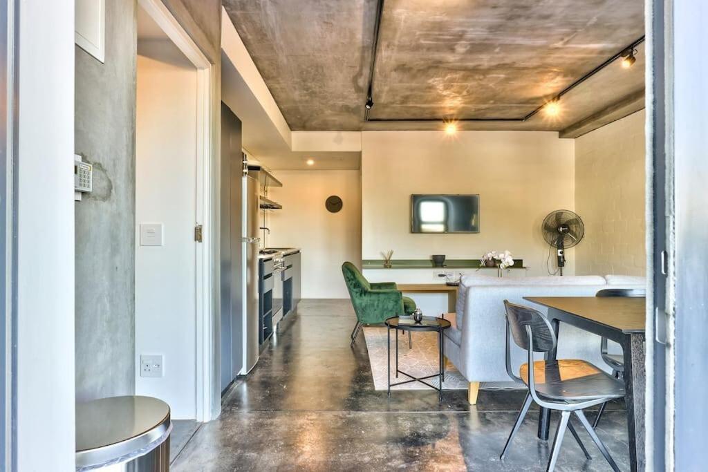 Secure In Modern, New Development! * Cidade Do Cabo