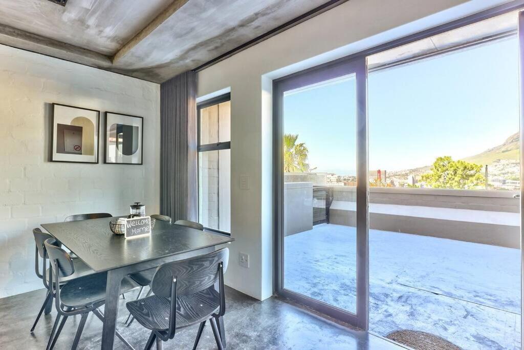 Secure In Modern, New Development! Apartamento